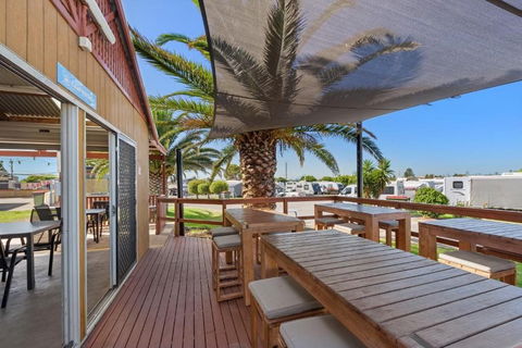 Discovery Parks Adelaide Beachfront - New South Wales Tourism  1