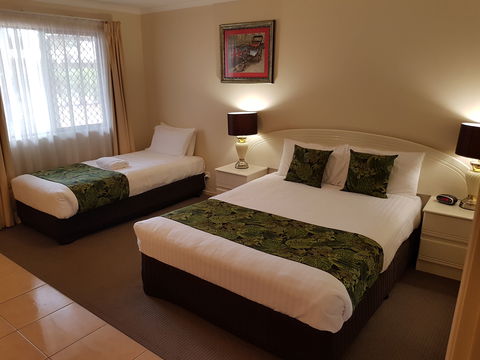 The Palms Motel, Chinchilla - New South Wales Tourism  0