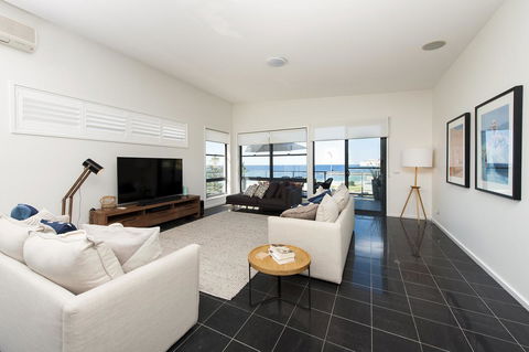 Mollymook Beachfront Penthouse 9 - New South Wales Tourism  1