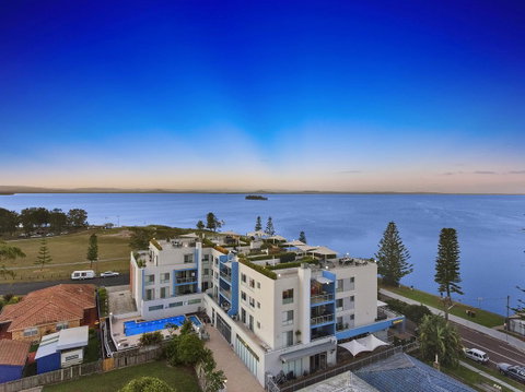 Lakeside Waterfront Apartment The Entrance - New South Wales Tourism  16