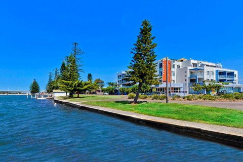 Lakeside Waterfront Apartment The Entrance - New South Wales Tourism  39
