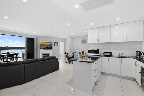 Lakeside Waterfront Apartment The Entrance - New South Wales Tourism  3