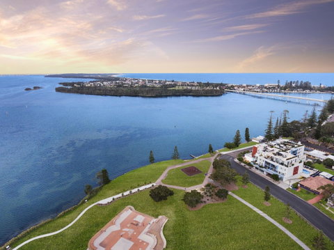 Lakeside Waterfront Apartment The Entrance - New South Wales Tourism  18