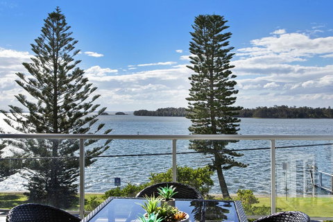 Lakeside Waterfront Apartment The Entrance - New South Wales Tourism  29