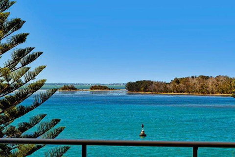 Lakeside Waterfront Apartment The Entrance - New South Wales Tourism  34