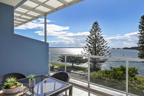 Lakeside Waterfront Apartment The Entrance - New South Wales Tourism  31