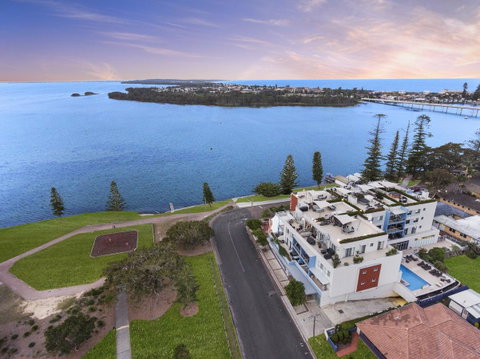 Lakeside Waterfront Apartment The Entrance - New South Wales Tourism  17