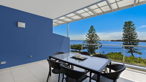 Lakeside Waterfront Apartment The Entrance - New South Wales Tourism  32