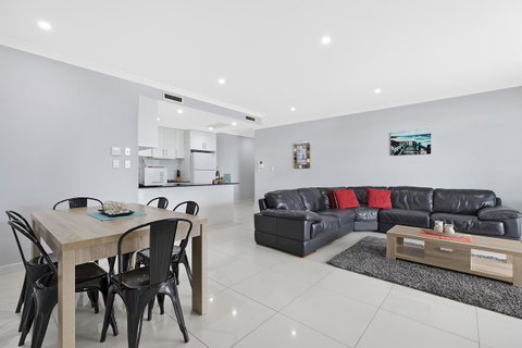 Lakeside Waterfront Apartment The Entrance - New South Wales Tourism  5