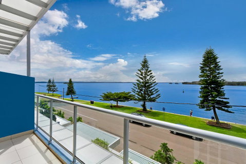 Lakeside Waterfront Apartment The Entrance - New South Wales Tourism  33