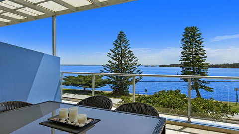 Lakeside Waterfront Apartment The Entrance - New South Wales Tourism  0