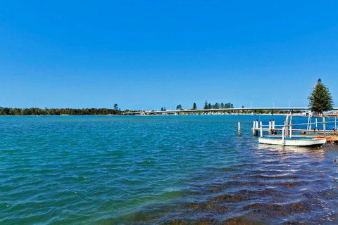 Lakeside Waterfront Apartment The Entrance - New South Wales Tourism  35