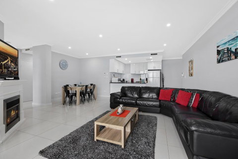 Lakeside Waterfront Apartment The Entrance - New South Wales Tourism  4