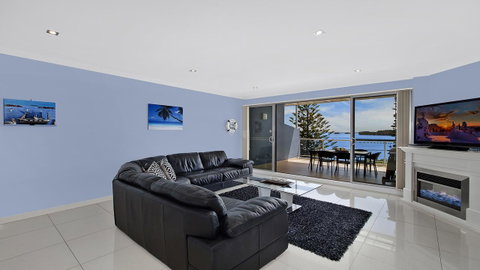 Lakeside Waterfront Apartment The Entrance - New South Wales Tourism  6