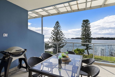 Lakeside Waterfront Apartment The Entrance - New South Wales Tourism  30