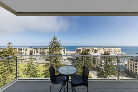 Oaks Glenelg Liberty Suites - New South Wales Tourism  11