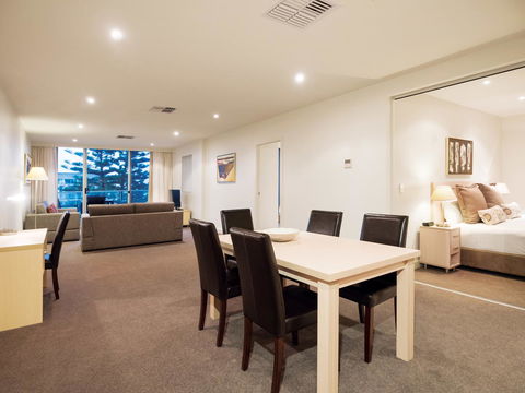 Oaks Glenelg Liberty Suites - New South Wales Tourism  24