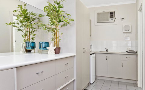 Glenelg Oasis Studios - New South Wales Tourism  7