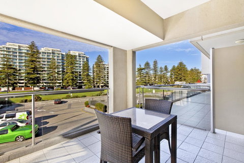 Glenelg Seaside Apartment - New South Wales Tourism  5
