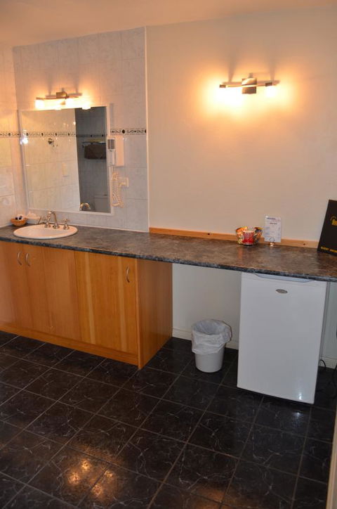 Arkana Motor Inn & Terrace Apartments - New South Wales Tourism  37