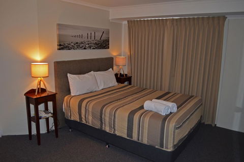 Arkana Motor Inn & Terrace Apartments - New South Wales Tourism  1