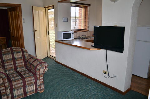 Arkana Motor Inn & Terrace Apartments - New South Wales Tourism  35