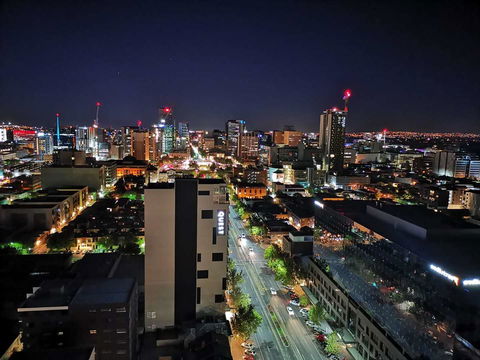 Modern CBD Apartment With Panoramic View - New South Wales Tourism  5