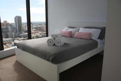 Modern CBD Apartment With Panoramic View - New South Wales Tourism  2