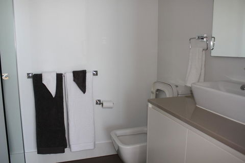Modern CBD Apartment With Panoramic View - New South Wales Tourism  11