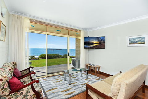 The Dolphins Beachfront Apartments - New South Wales Tourism  7
