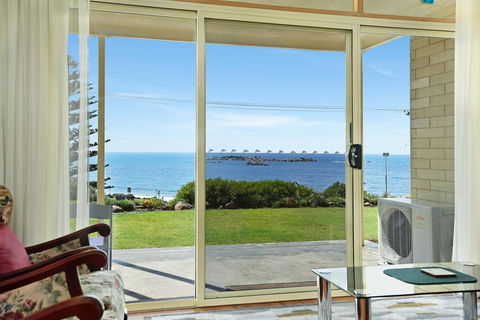 The Dolphins Beachfront Apartments - New South Wales Tourism  6