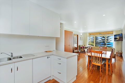 The Dolphins Beachfront Apartments - New South Wales Tourism  4