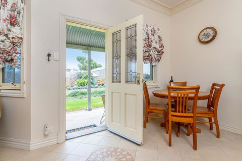 Barossa Vineyard Cottages - New South Wales Tourism  19