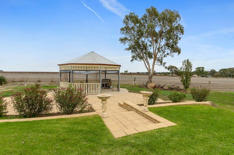 Barossa Vineyard Cottages - New South Wales Tourism  25