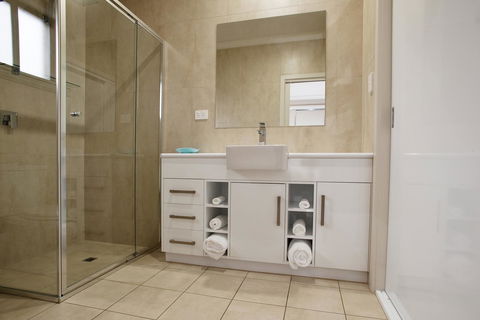 Renmark Holiday Apartments - New South Wales Tourism  6