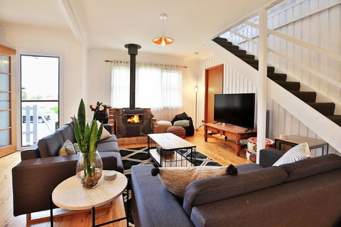 Hudson Bay @ Basin View-Pet Friendly-15 Mins To Hyams Beach - New South Wales Tourism  0