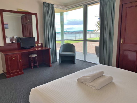 Hilton Beachfront Motel - New South Wales Tourism  14
