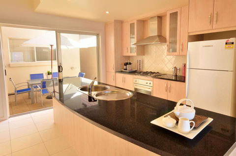 Adelaide Luxury Beach House - New South Wales Tourism  26