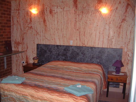 Radeka Downunder Underground Motel - New South Wales Tourism  1