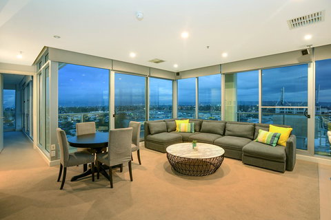 Glenelg Skyline Penthouse - New South Wales Tourism  4