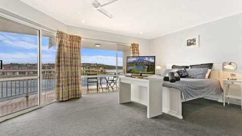 Salt Waterfront Apartment - New South Wales Tourism  10