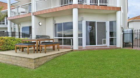 Salt Waterfront Apartment - New South Wales Tourism  6