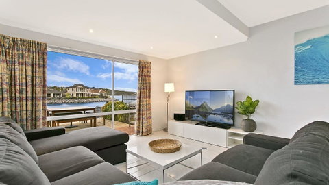 Salt Waterfront Apartment - New South Wales Tourism  5