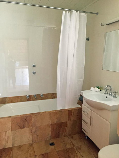 Coonawarra Place Motor Inn - New South Wales Tourism  7