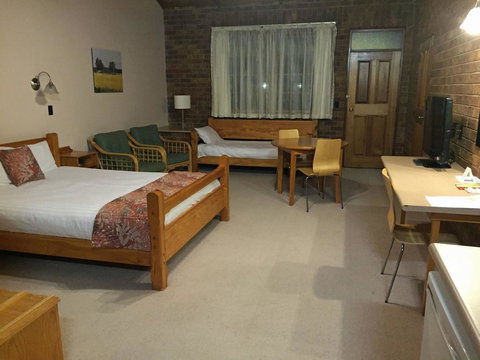 Coonawarra Place Motor Inn - New South Wales Tourism  1