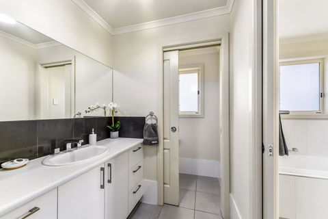 City Fringe Apartment B, Mount Gambier - New South Wales Tourism  3