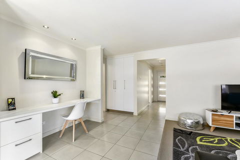 City Fringe Apartment B, Mount Gambier - New South Wales Tourism  1