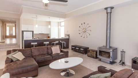 Golfers Paradise (18th Tee) - 52 Huntingdale Drive - New South Wales Tourism  18