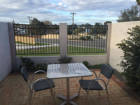 Country Comfort Amity Motel - New South Wales Tourism  2