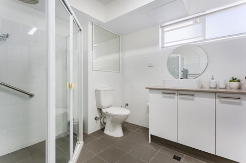 Laman Lodge, Unit 2, 15 Laman Street - New South Wales Tourism  11